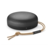 Bang & Olufsen Beosound A1 (2. Gen) – Kabelloser tragbarer IP67 wasserdichter Bluetooth-Lautsprecher mit 360-Grad-Sound, Alexa Voice Assistant & Speakerphone, 18 h Akkulaufzeit - Black Anthracite - 1