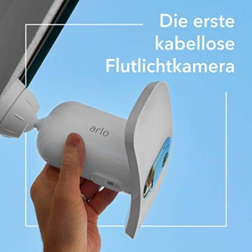 Arlo Floodlight Überwachungskamera Aussen WLAN, Kabellos, 2K HDR, 160° Ultra-Weitwinkel, Bewegungsmelder, Farbnachtsicht, LED Flutlicht, 2-Wege-Audio, Alarm Sirene + mit Arlo Secure Testzeitraum - 6